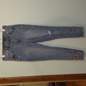 💜 Time and Tru embroidered jeans